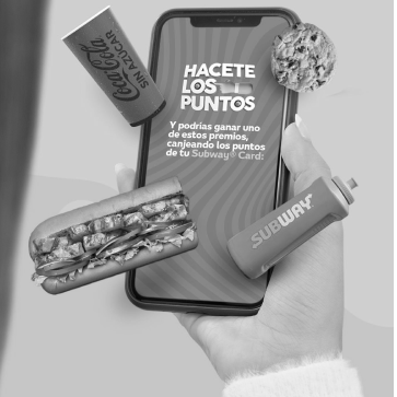 Mano sosteniendo telefono con aplicación subway abierta y diferentes elementos comestibles salen en 3D del telefono